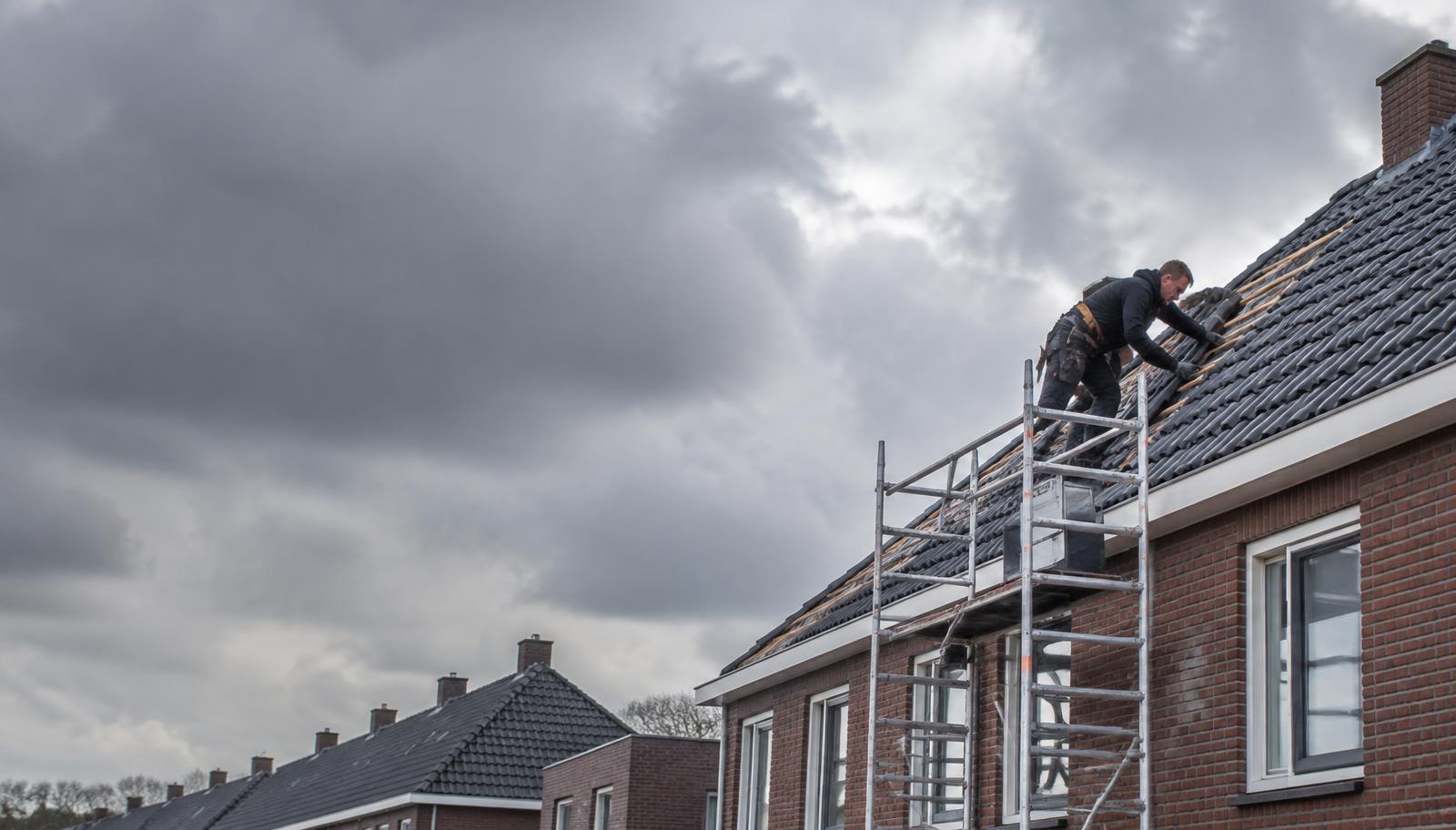 Dakdekker van Dakspecialist Heijmans aan het werk op een pannendak